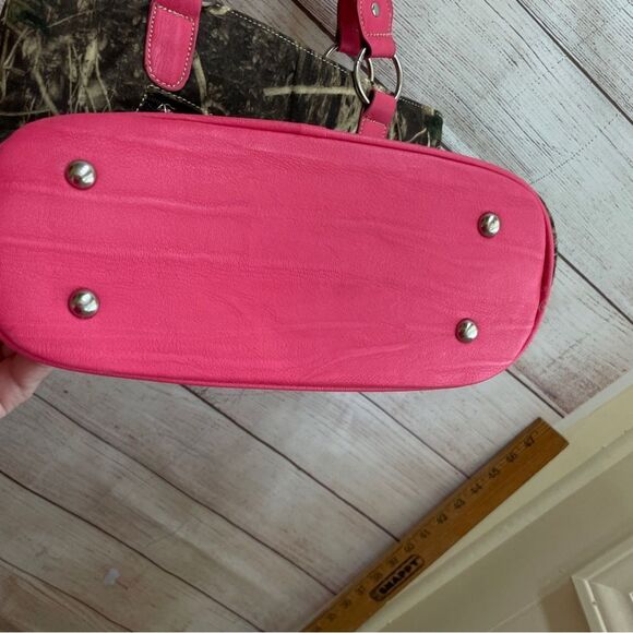 NEW WITH TAGS P‎ & G COLLECTION CAMO AND HOT PINK EMBELLISHED CROSS BAG - Picture 9 of 11